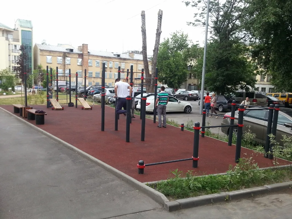 Бруси на майданчику Calisthenics Park at Трубная улица, Москва – фото 2 з 3
