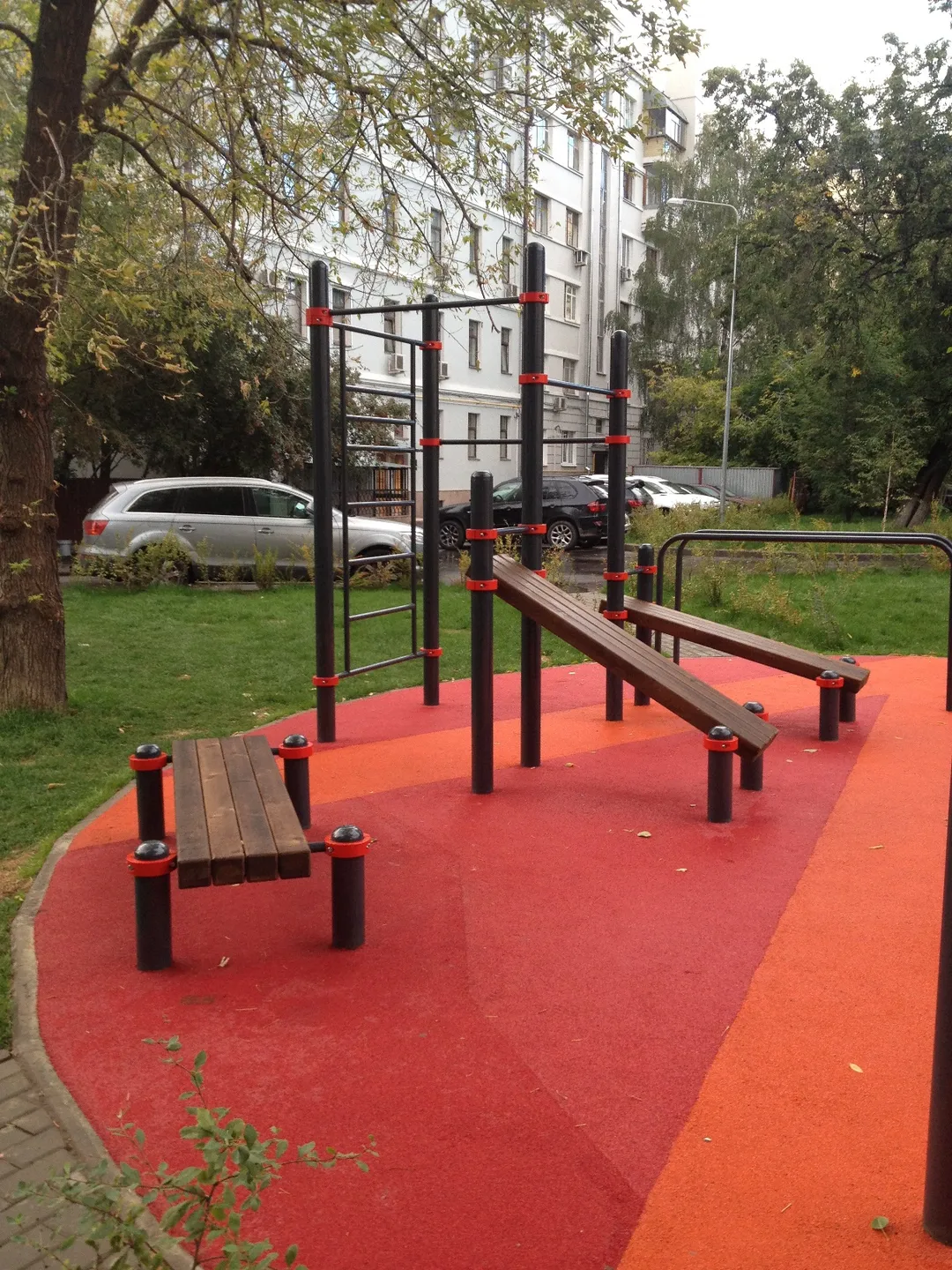 Bancă pentru abdomen la Calisthenics Park at Пятницкая улица, Москва – fotografia 4 din 4