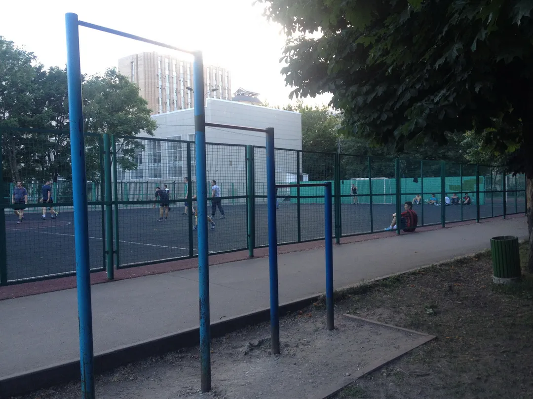 Barres parallèles à Calisthenics Park at улица Александра Невского, Москва – photo 2 sur 3