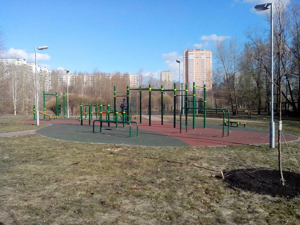 Bancă pentru abdomen la Calisthenics Park at Сухонская улица, Москва #wp1481 – fotografia 4 din 4