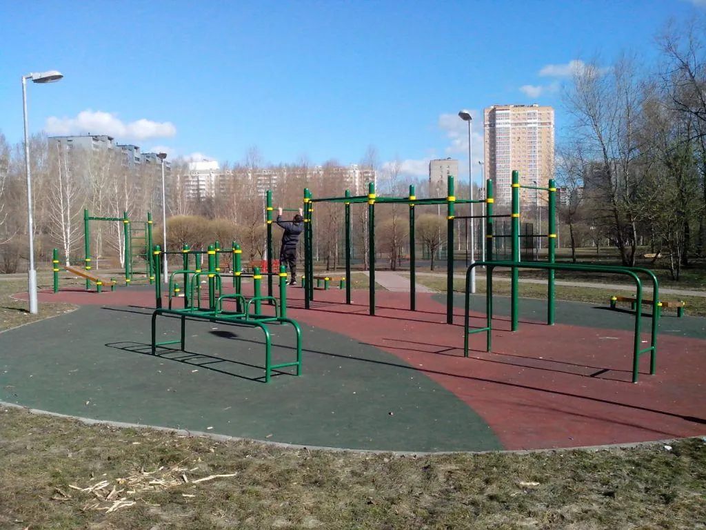 Bare paralele la Calisthenics Park at Сухонская улица, Москва #wp1481 – fotografia 2 din 4