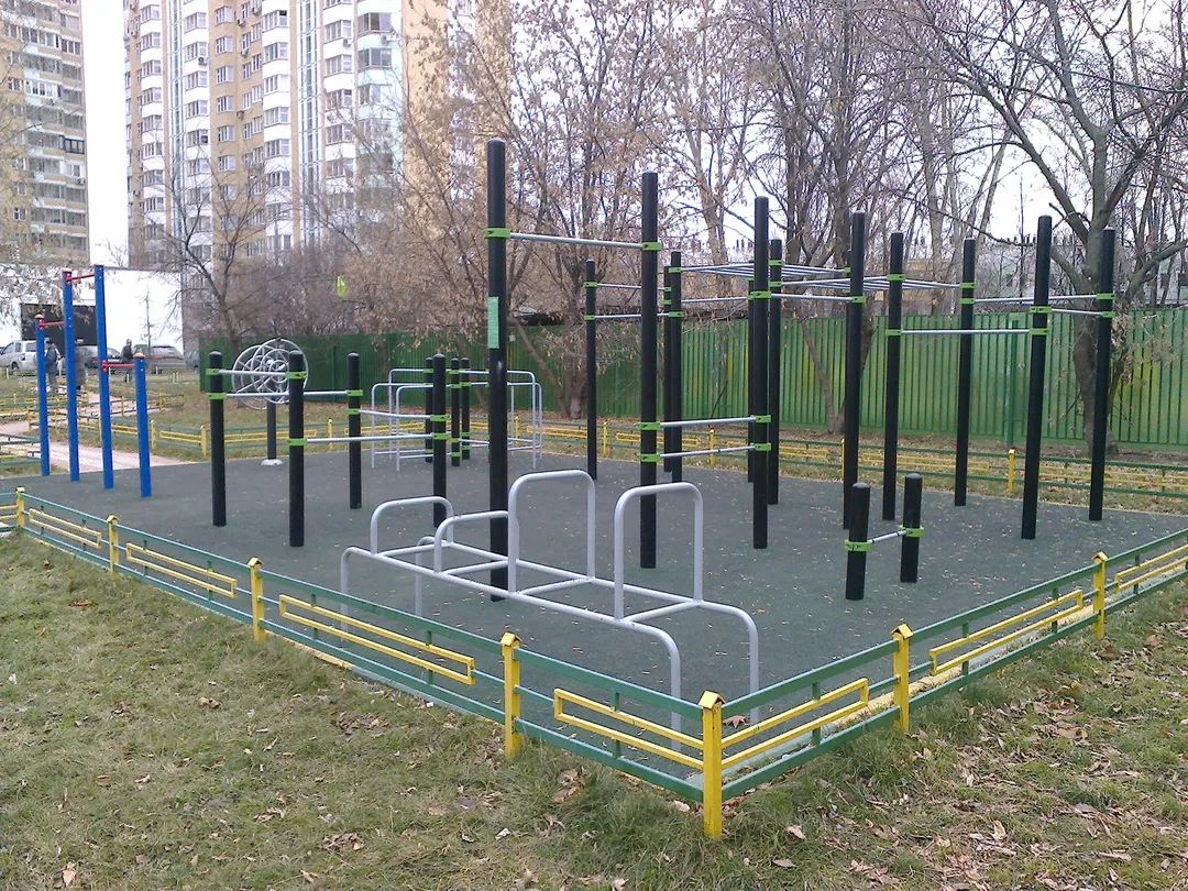 Barres parallèles à Calisthenics Park at Энергетическая улица, Москва – photo 2 sur 3