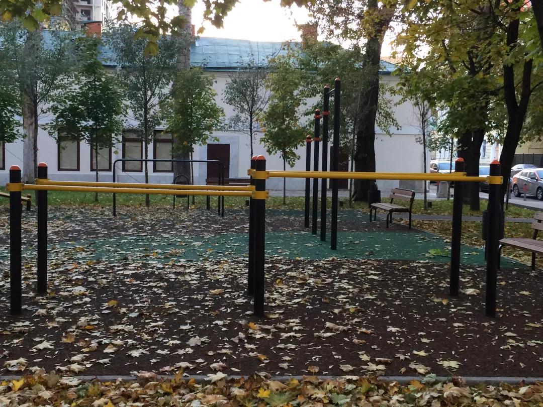 Bare paralele la Calisthenics Park at улица Зацепа, Москва – fotografia 2 din 4