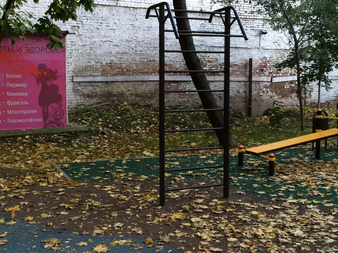 Bancă pentru abdomen la Calisthenics Park at улица Зацепа, Москва – fotografia 4 din 4
