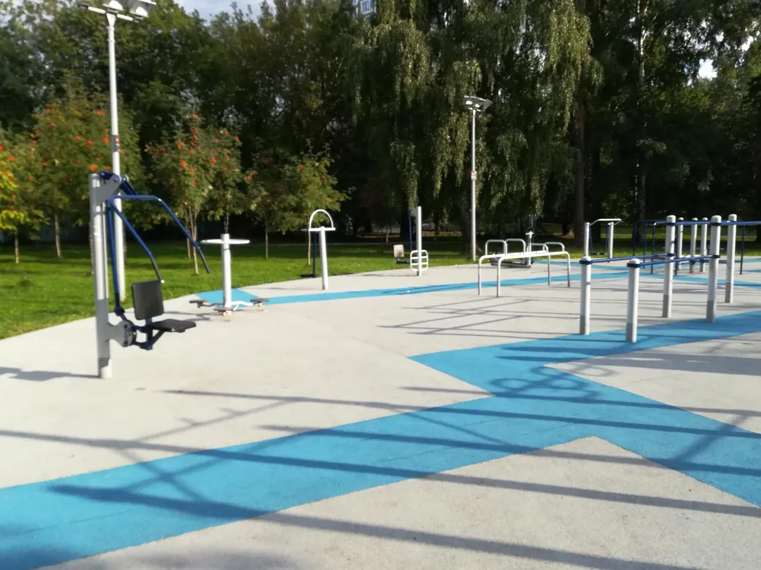 Bare paralele joase la Calisthenics Park at Стартовая улица, Москва – fotografia 3 din 4