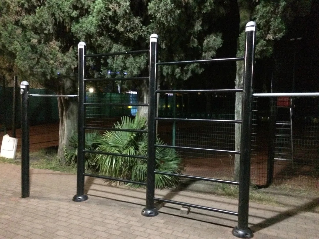 Parallele presso Calisthenics Park at улица Егорова, Сочи – foto 2 di 2