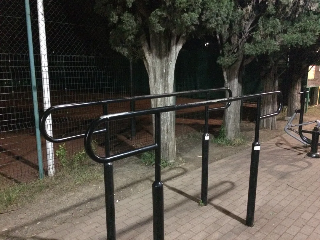 Sbarra per trazioni presso Calisthenics Park at улица Егорова, Сочи – foto 1 di 2