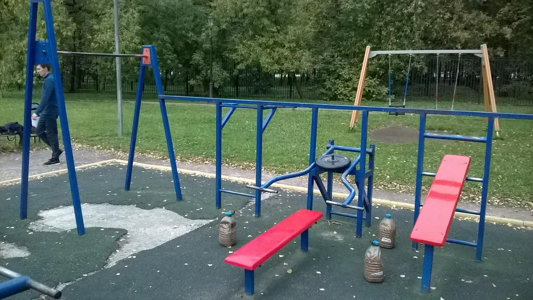 Bancă pentru abdomen la Calisthenics Park at Большая Черкизовская улица, Москва #wp1501 – fotografia 5 din 6