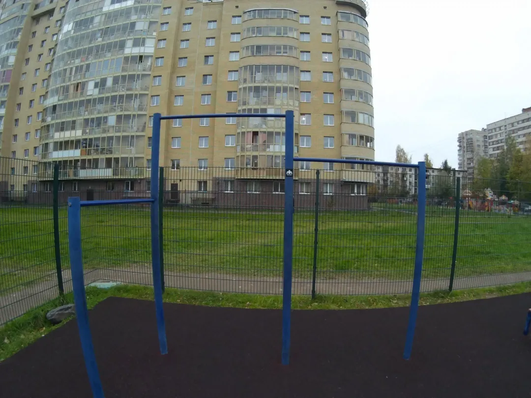Parallele presso Calisthenics Park at Северный проспект, Санкт-Петербург – foto 2 di 4