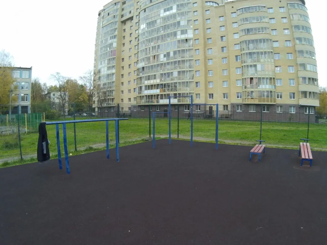 Sbarra per trazioni presso Calisthenics Park at Северный проспект, Санкт-Петербург – foto 1 di 4
