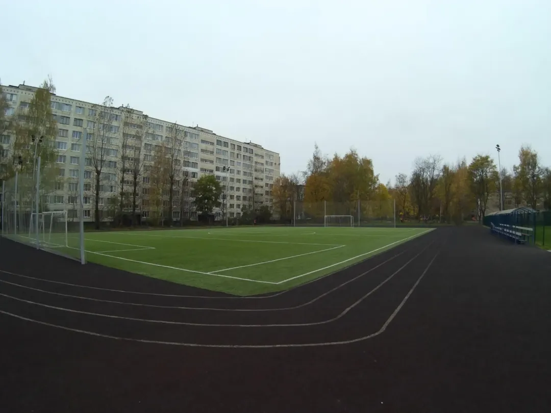 Sbarra per trazioni presso Calisthenics Park at Северный проспект, Санкт-Петербург – foto 4 di 4