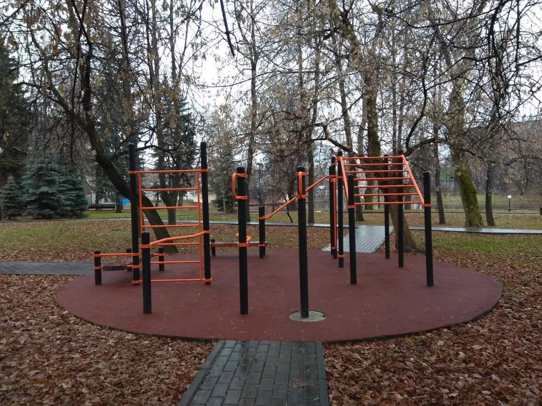 Barres parallèles à Calisthenics Park at Большая Екатерининская улица, Москва – photo 2 sur 3