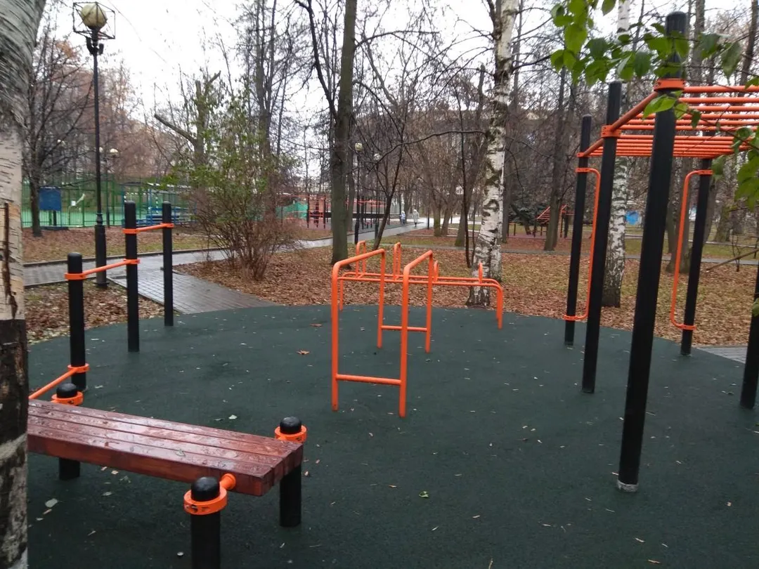 Barre de traction à Calisthenics Park at Большая Екатерининская улица, Москва – photo 1 sur 3