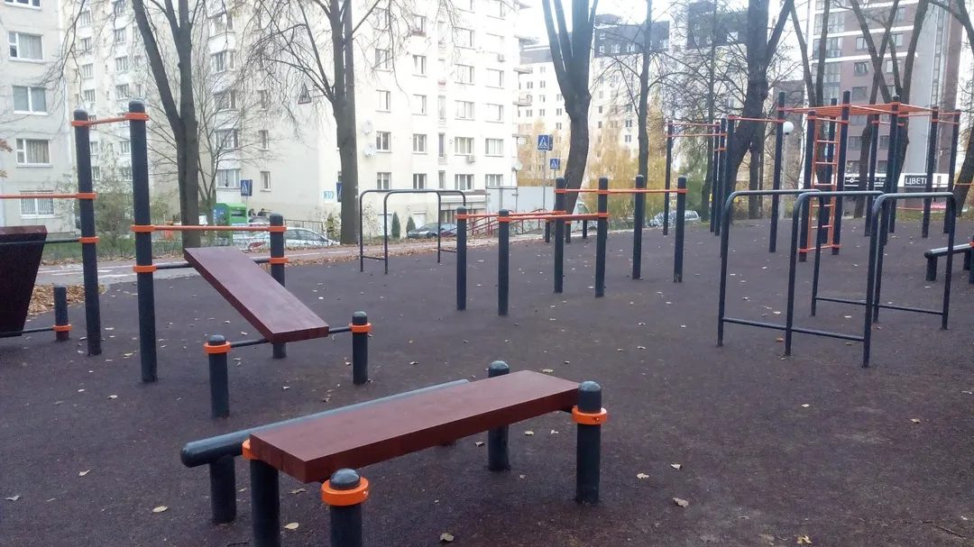 Barres parallèles à Calisthenics Park at Усходняя вуліца, Мінск – photo 3 sur 4