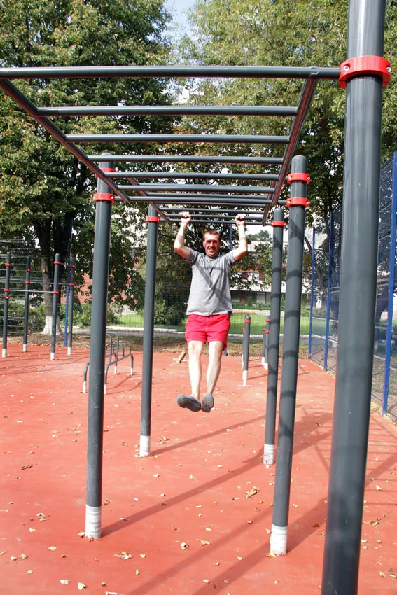 Sbarra per trazioni presso Calisthenics Park at Силикатная улица, Мытищи – foto 1 di 2