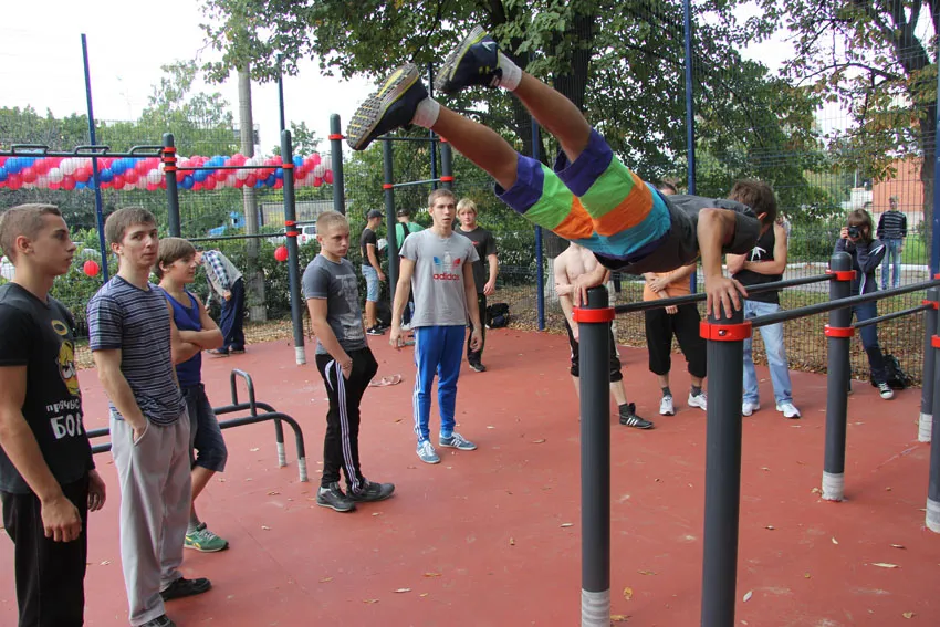 Parallele presso Calisthenics Park at Силикатная улица, Мытищи – foto 2 di 2