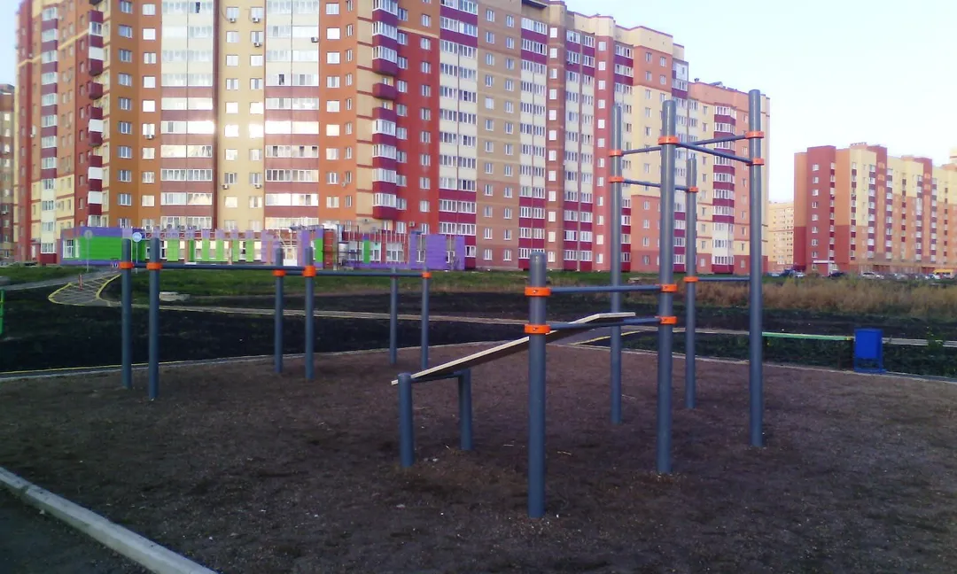 Sbarra per trazioni presso Calisthenics Park at улица Мечтателей, Уфа – foto 1 di 2