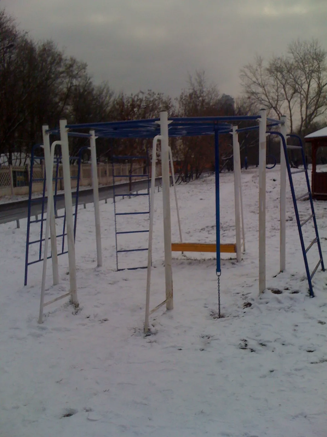 Бруси на майданчику Calisthenics Park at набережная Иосифа Кобзона, Москва – фото 2 з 3