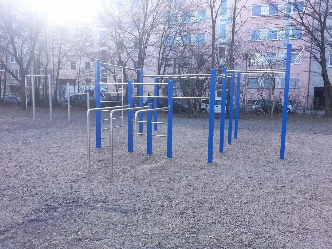 Sbarra per trazioni presso Calisthenics Park at Korbinianplatz, München – foto 1 di 2