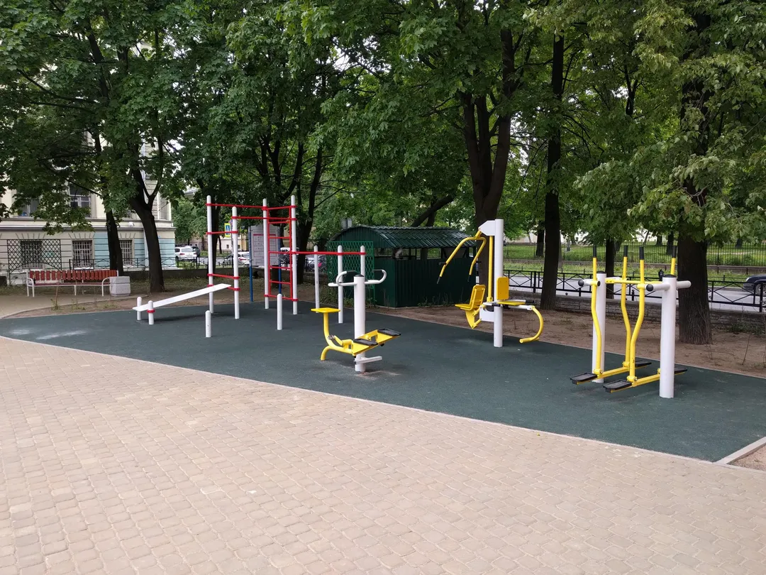 Sbarra per trazioni presso Calisthenics Park at 4-5-я линии В.О., Санкт-Петербург – foto 1 di 1