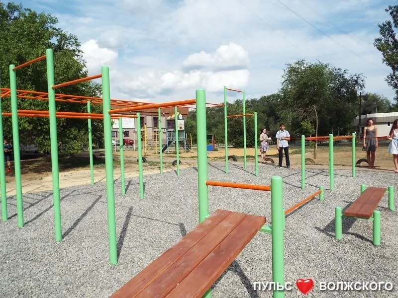Sbarra per trazioni presso Calisthenics Park at Спортивная площадка, Волжский – foto 1 di 2