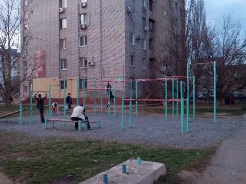 Maniglie per piegamenti presso Calisthenics Park at Спортивная площадка, Волжский – foto 2 di 2