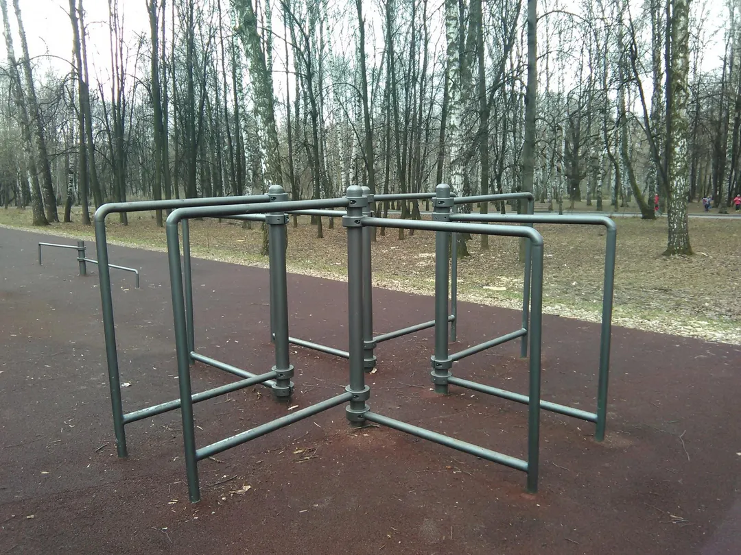 Bare paralele la Calisthenics Park at Братиславская улица, городской округ Рязань – fotografia 2 din 5