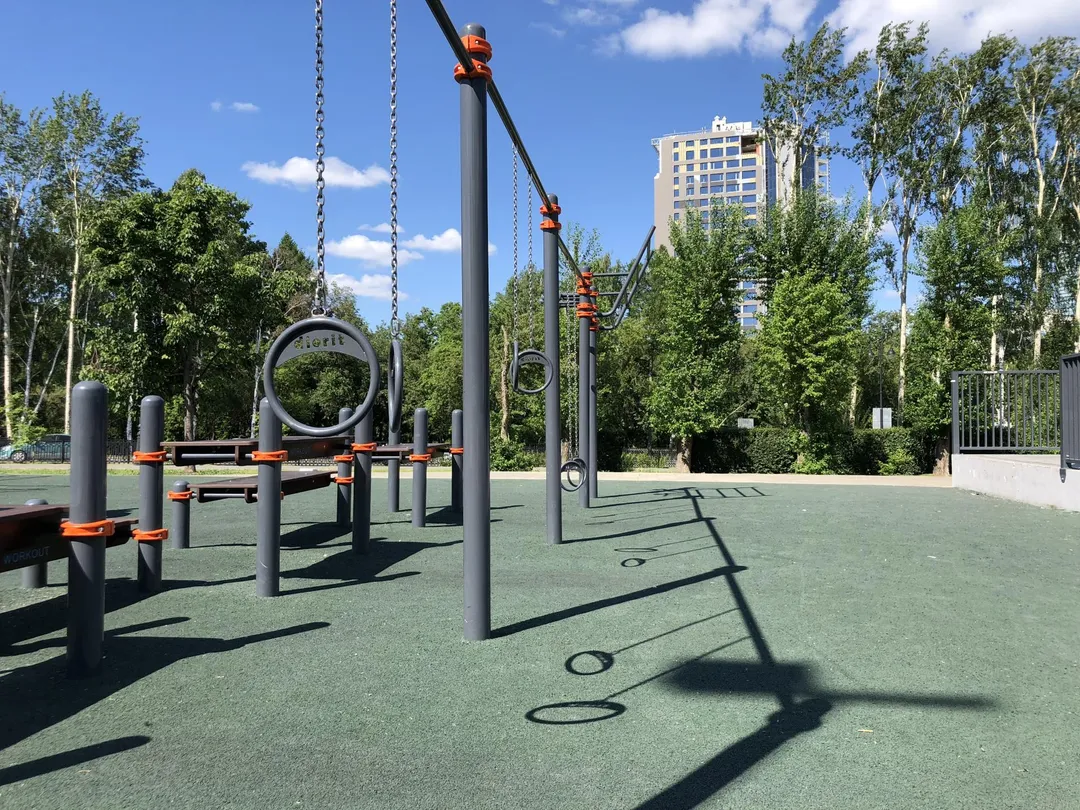 Sbarra per trazioni presso Calisthenics Park at улица Репина, Екатеринбург – foto 3 di 5