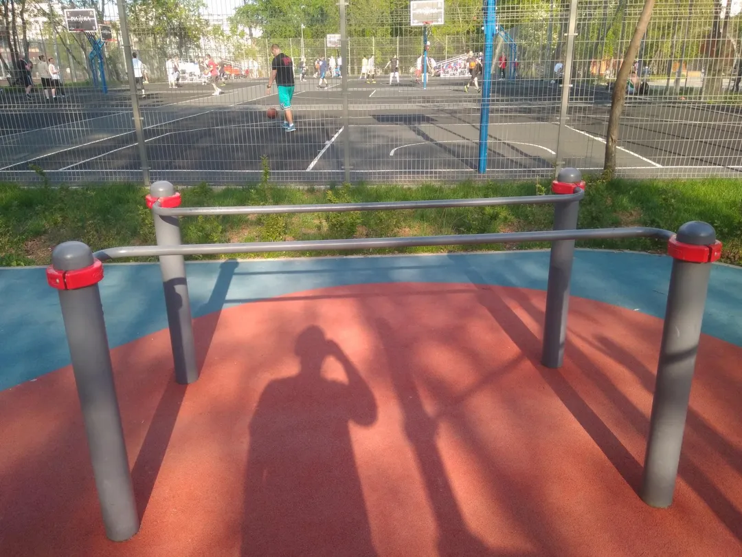 Bară de tracțiuni la Calisthenics Park at улица Сущёвский Вал (дублёр), Москва – fotografia 5 din 7