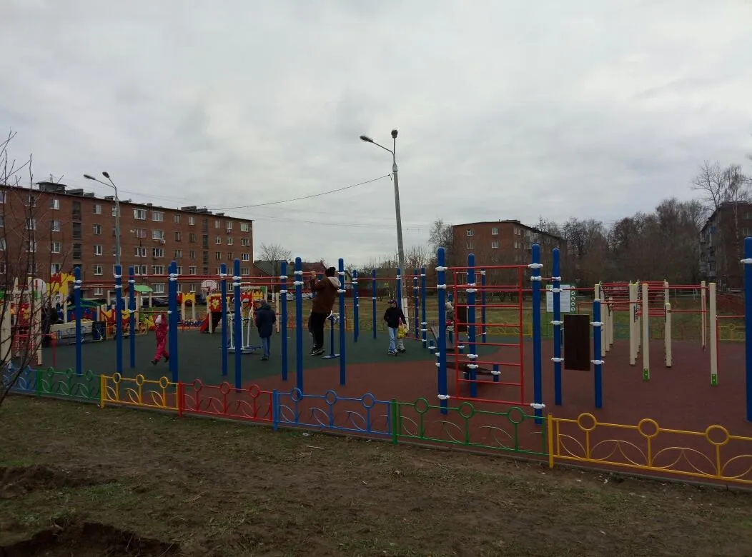 Banc à abdominaux à Calisthenics Park at Первомайская улица, Ступино – photo 3 sur 4