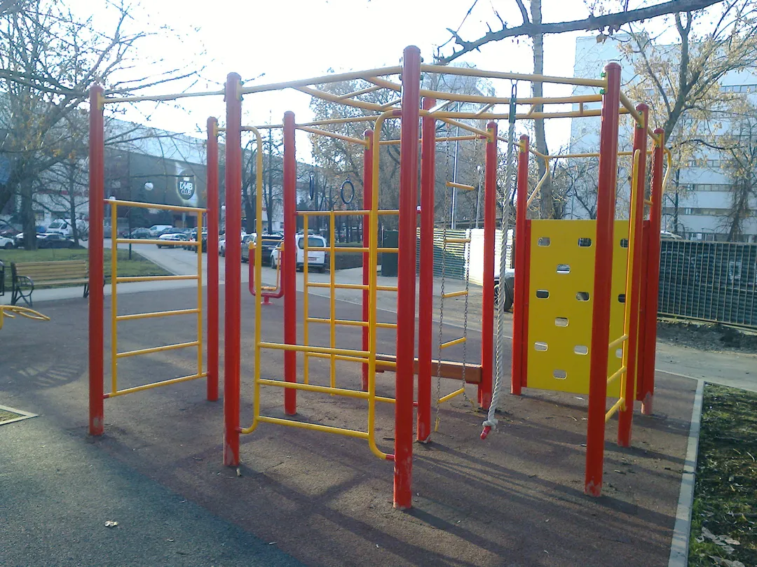 Barres parallèles à Calisthenics Park at улица Орджоникидзе, Москва – photo 1 sur 4