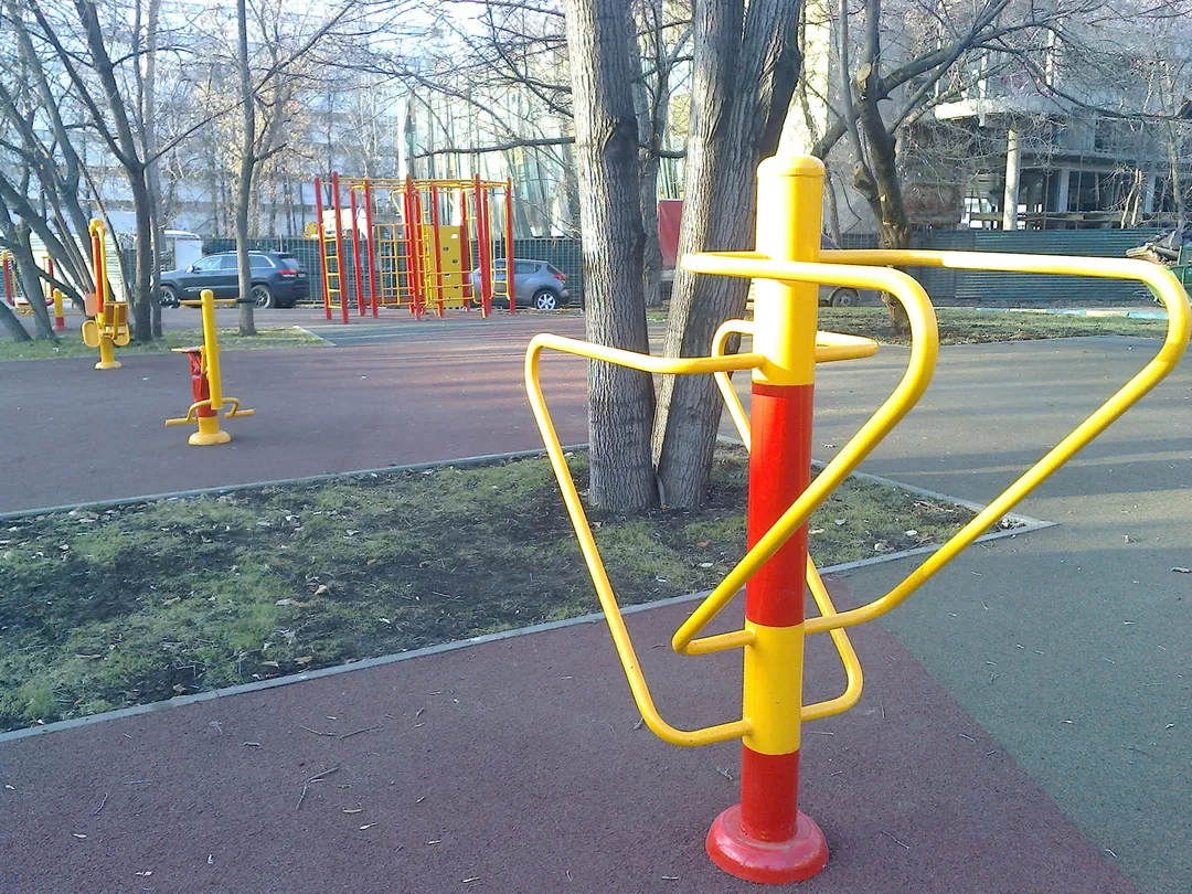 Barre de traction à Calisthenics Park at улица Орджоникидзе, Москва – photo 3 sur 4