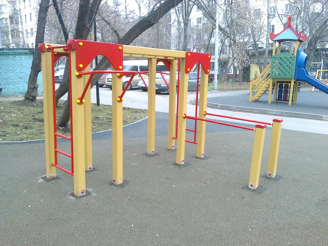 Barres parallèles à Calisthenics Park at улица Орджоникидзе, Москва – photo 4 sur 4