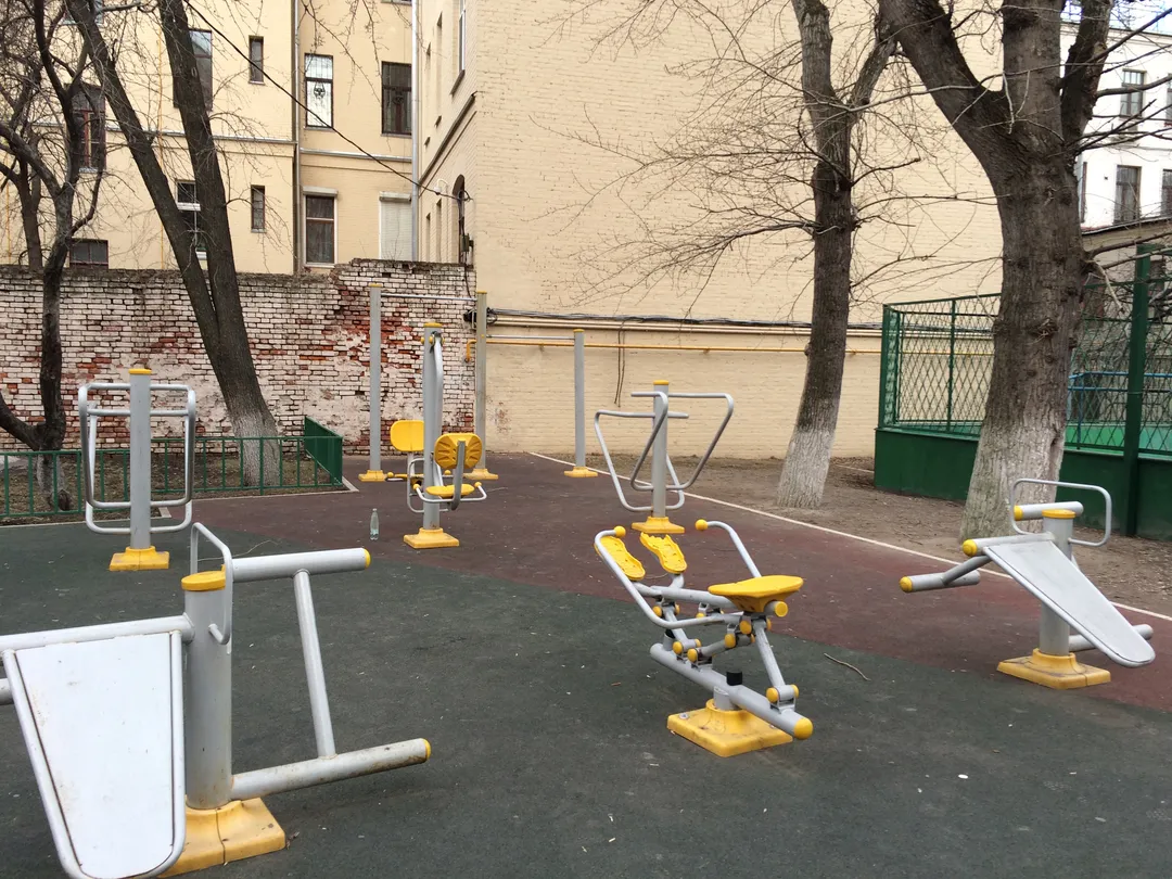 Бруси на майданчику Calisthenics Park at Большой Харитоньевский переулок, Москва – фото 1 з 4