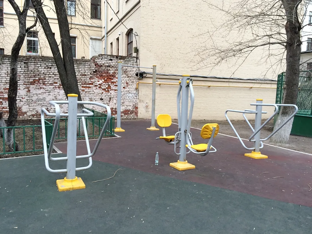 Турнік на майданчику Calisthenics Park at Большой Харитоньевский переулок, Москва – фото 3 з 4