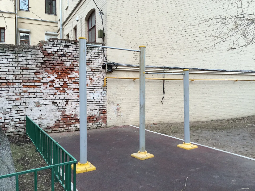 Лавка для преса на майданчику Calisthenics Park at Большой Харитоньевский переулок, Москва – фото 2 з 4