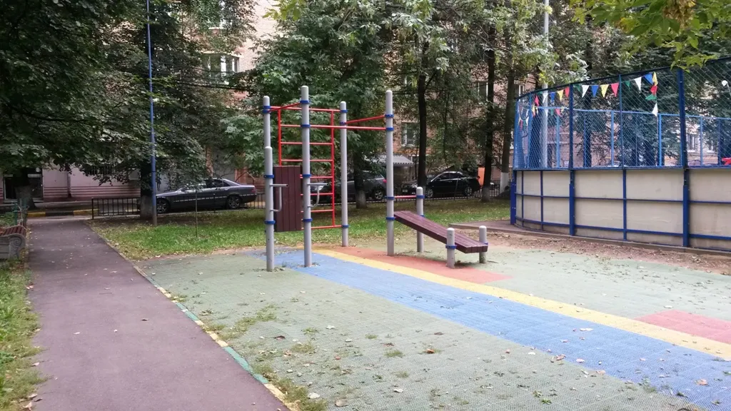 Bancă pentru abdomen la Calisthenics Park at Ленинский проспект (дублёр), Москва – fotografia 2 din 3
