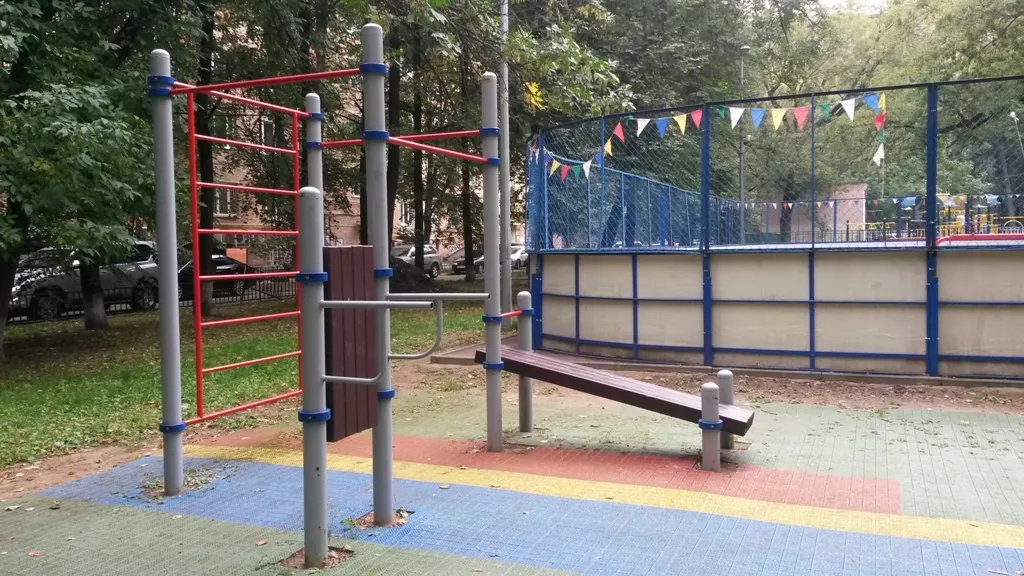 Bare paralele la Calisthenics Park at Ленинский проспект (дублёр), Москва – fotografia 1 din 3