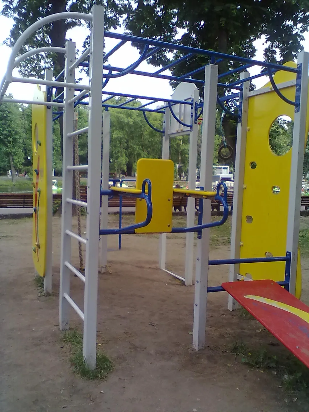 Bare paralele la Calisthenics Park at улица Крымский Вал, Москва – fotografia 1 din 4