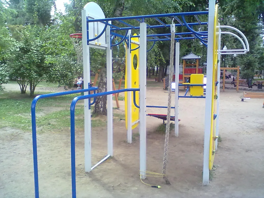 Bancă pentru abdomen la Calisthenics Park at улица Крымский Вал, Москва – fotografia 4 din 4