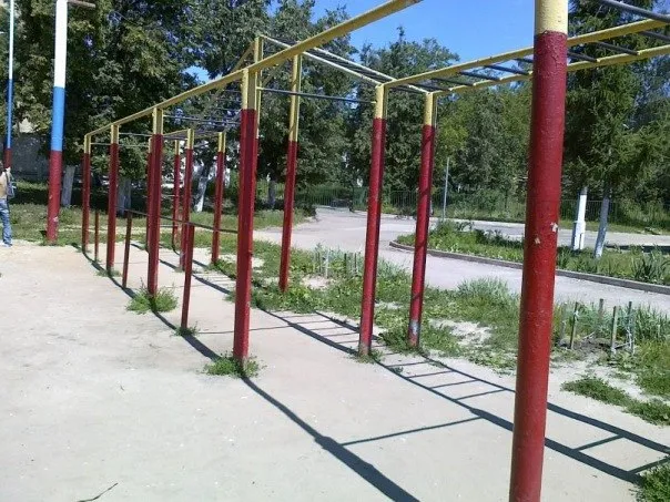 Barre de pompes à Calisthenics Park at улица Хлебникова, Егорьевск – photo 2 sur 2