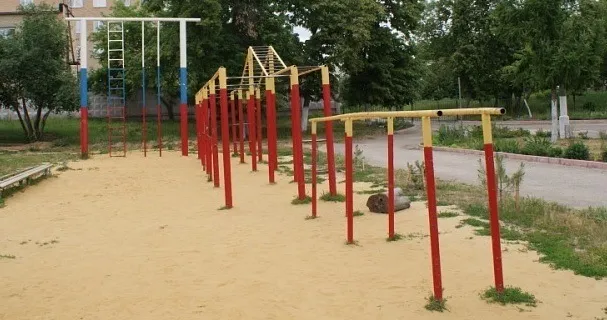 Barre de traction à Calisthenics Park at улица Хлебникова, Егорьевск – photo 1 sur 2