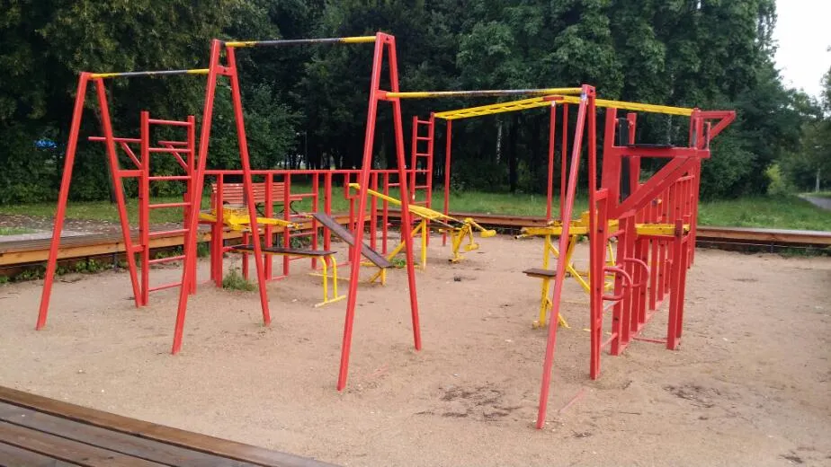Bancă pentru abdomen la Calisthenics Park at Юрловский проезд, Москва – fotografia 3 din 4