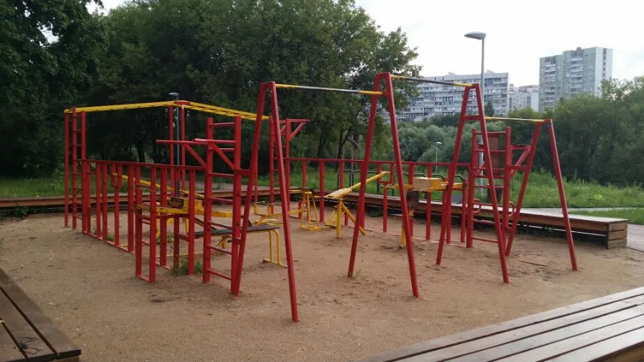 Bară de tracțiuni la Calisthenics Park at Юрловский проезд, Москва – fotografia 4 din 4