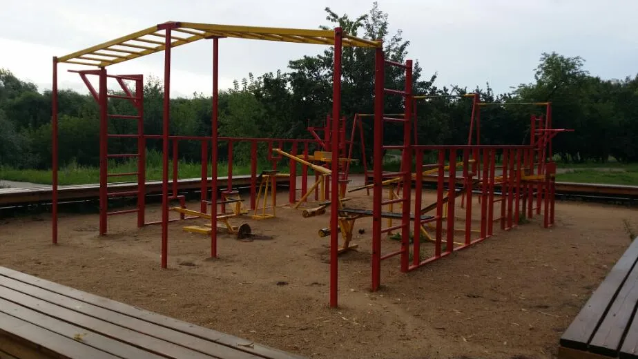 Bare paralele la Calisthenics Park at Юрловский проезд, Москва – fotografia 1 din 4