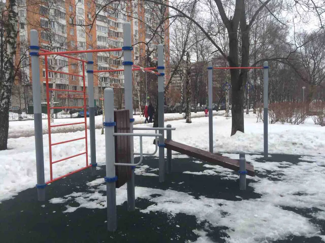 Bare paralele la Calisthenics Park at Черноморский бульвар, Москва #wp1560 – fotografia 1 din 3