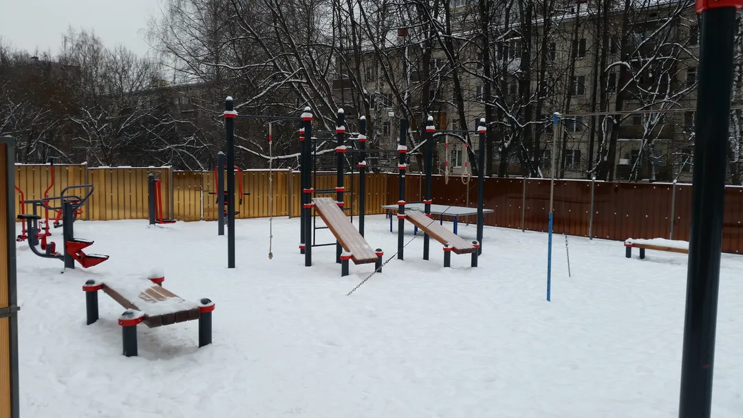 Bare paralele la Calisthenics Park at улица Каховка, Москва – fotografia 1 din 3