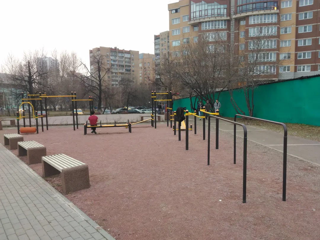 Bare paralele la Calisthenics Park at улица Гарибальди, Москва – fotografia 1 din 3
