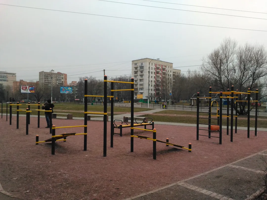 Bancă pentru abdomen la Calisthenics Park at улица Гарибальди, Москва – fotografia 3 din 3