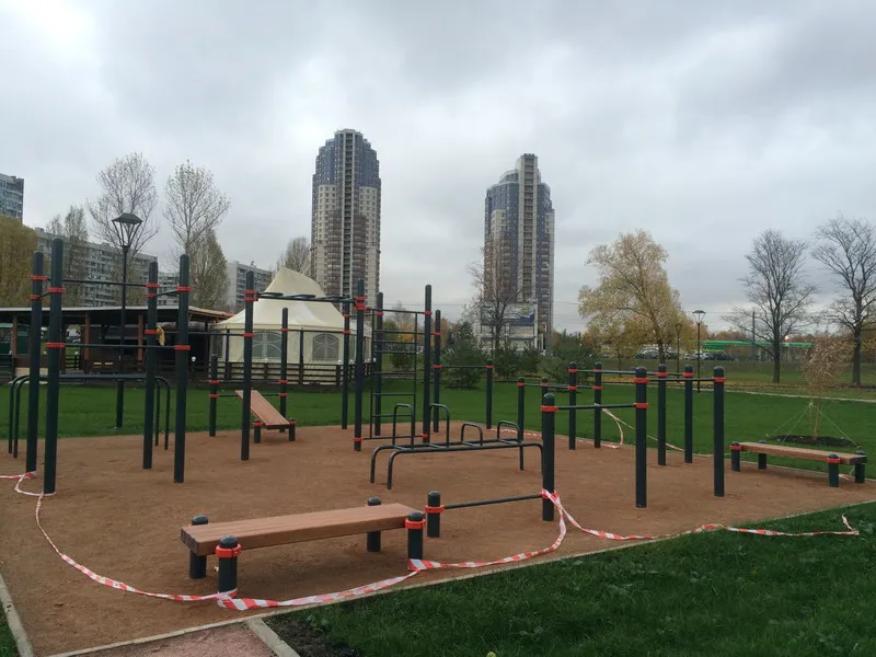 Bancă pentru abdomen la Calisthenics Park at Строгинское шоссе, Москва – fotografia 3 din 4